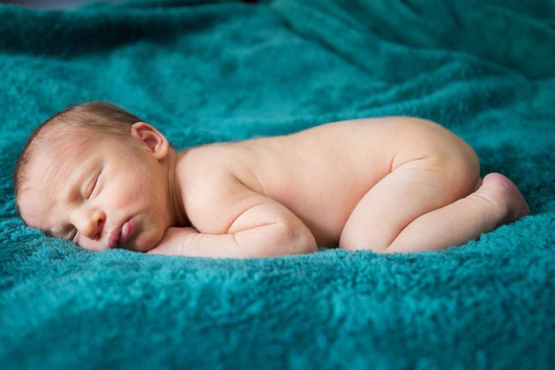 50天的宝宝一天睡几个小时新生儿睡得少怎么办